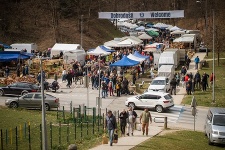 Črna nedelja na Ravnah znova združila tradicijo, kulinariko in živahno dogajanje (6)